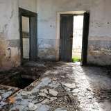 La prima sensazione che avvertiamo � una persistente puzza di fogna, proveniente da locali che appaiono totalmente degradati con piastrelle rotte e detriti ovunque